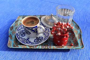 Geleneksel Türk kahvesi mavi arkaplan önünde