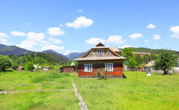 Wooden House Sunny Day Verkhovyna Ukraine — Stockfoto