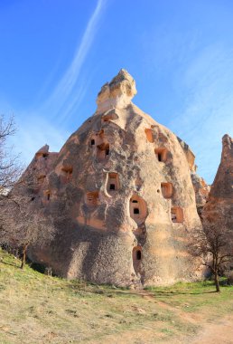 Uchisar, Kapadokya, Türkiye 'de kayalıklarda eski evleri olan vadi