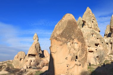 Uchisar, Kapadokya, Türkiye 'de kayalıklarda eski evleri olan vadi