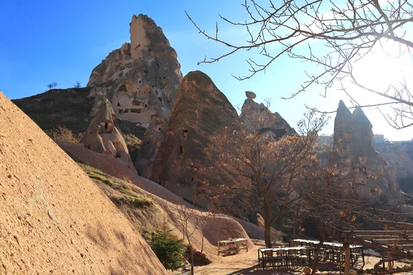 Uchisar Kapadokya Türkiye Kayalıklarda Eski Evleri Olan Vadi — Stok fotoğraf