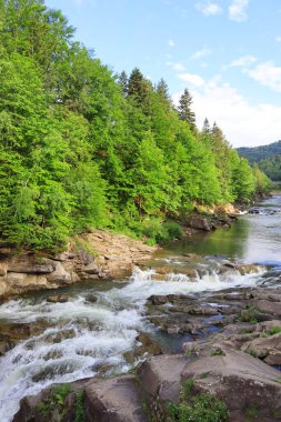 Yaremche, Ukrayna Prut Nehri üzerinde probiy Şelalesi