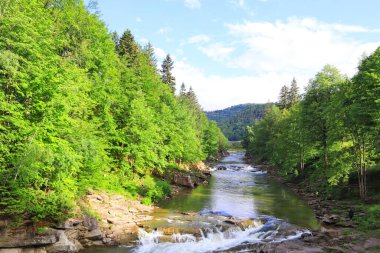Yaremche, Ukrayna Prut Nehri üzerinde probiy Şelalesi