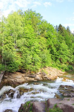 Yaremche, Ukrayna Prut Nehri üzerinde probiy Şelalesi