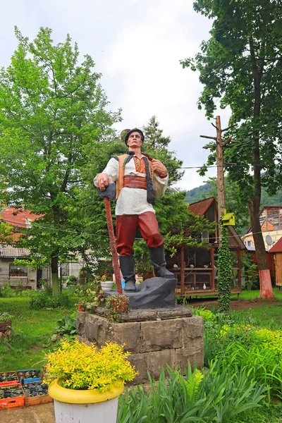 Sculpture Hutsul National Costume Sanatorium Yaremche Ukraine — Stockfoto