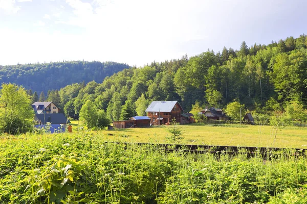 Landscape Wooden House Sunny Day Yaremche Ukraine — Zdjęcie stockowe