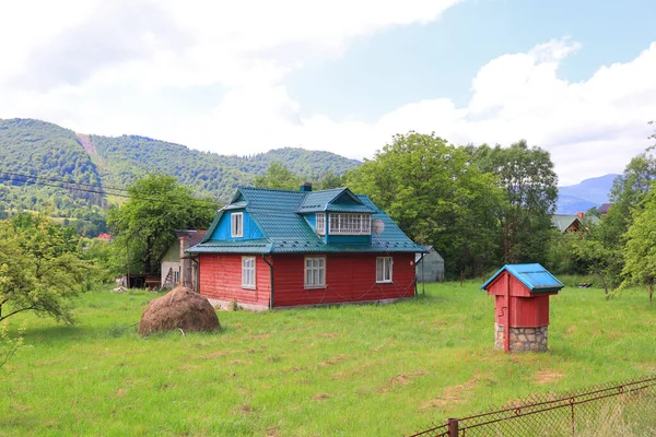 Cute Wooden House Sunny Day Yaremche Ukraine — Stockfoto