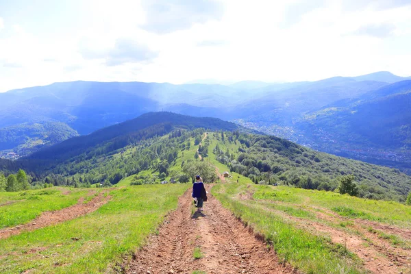 Yaremche ウクライナのマウント Makovitsa からの山々 のパノラマ — ストック写真