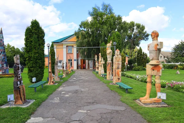 Modern Sculptures Ceramics Center Museum Village Opishnia Ukraine — Foto de Stock