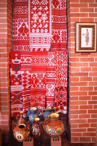 Старые Украинские Вышитые Полотенца Рушник Керамика — стоковое фото