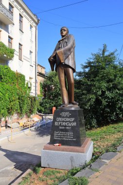 Ukrayna 'nın başkenti Kyiv' de Andriyivvsky 'de Pierrot rolünde Alexander Vertinsky anıtı