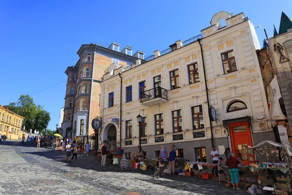 Tourists Street Andreevsky Descent Historical Downtown Kyiv Ukraine — Stock Fotó