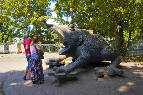 Monument Frog Mariinsky Garden Kyiv Ukraine — Stockfoto