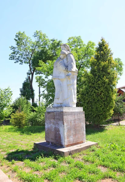 Monumento Branco Com Duas Mulheres Kosovo Ucrânia — Fotografia de Stock