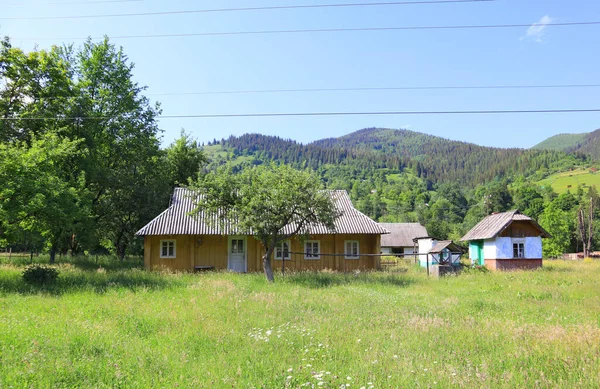 Wooden House Sunny Day Village Krivorivnya Ukraine — Zdjęcie stockowe