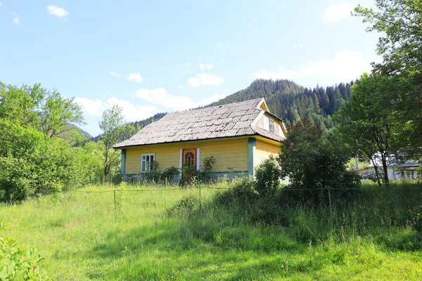 Wooden House Sunny Day Village Krivorivnya Ukraine — Zdjęcie stockowe