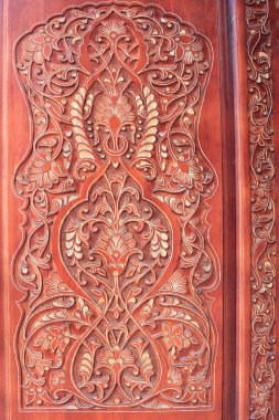 Güzel kırmızı ahşap kapılı.