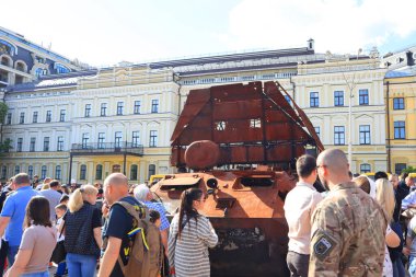Ukrayna, Kyiv 'deki Sofievskaya Meydanı' nda paslı askeri teçhizat yok edildi