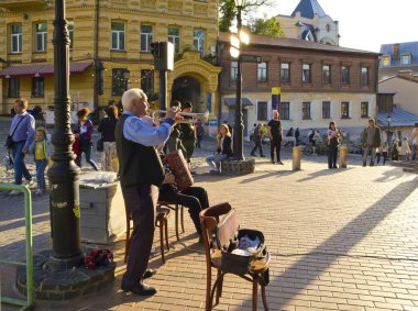 Kyiv 'de Andriyivvsky' de trompet çalıyorlar.