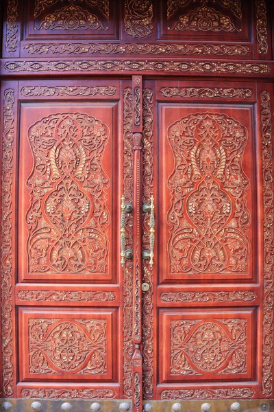 Hermosa Puerta Madera Roja Con Caverna — Foto de Stock