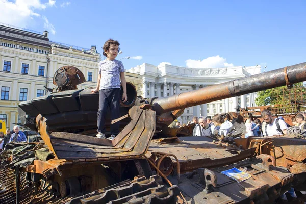 Ουκρανικά Παιδιά Παίζουν Κατεστραμμένο Σκουριασμένο Στρατιωτικό Εξοπλισμό Στην Πλατεία Sofievskaya — Φωτογραφία Αρχείου