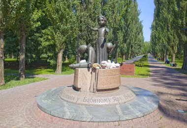 1941 'de Ukrayna' nın başkenti Kyiv 'de Babi Yar' da öldürülen çocukların anıtı