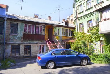 Ukrayna 'nın başkenti Kyiv' de Podil 'de kırmızı merdivenli tarihi evlerin klasik verandası