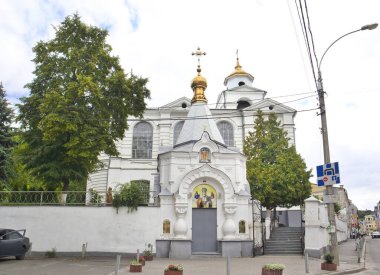 Ukrayna 'nın başkenti Kyiv' de Vozdvizhenskaya Caddesi 'ndeki Haç Yükselişi Kilisesi