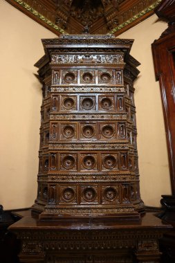 Ukrayna 'nın başkenti Kyiv' deki Lieberman 'ın evinin içindeki zengin kahverengi şömine.