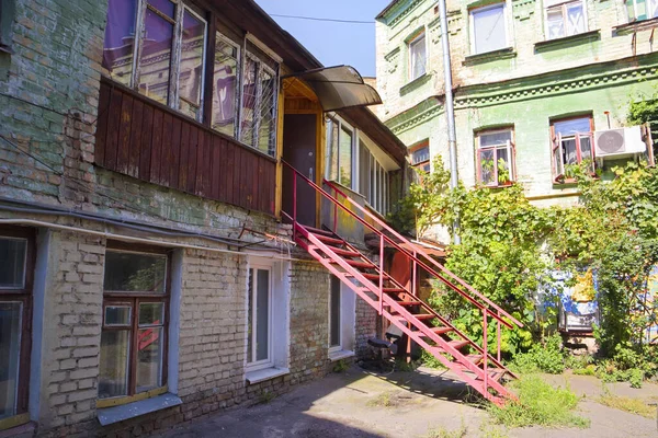 乌克兰基辅Podil区带有红色楼梯的历史建筑的复古庭院 — 图库照片
