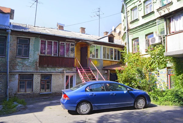 Vintage Patio Casas Históricas Con Escaleras Rojas Distrito Podil Kiev —  Fotos de Stock