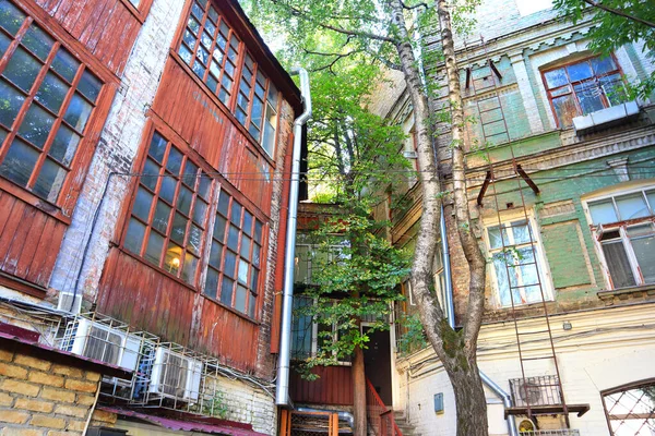 Pátio Vintage Casas Históricas Distrito Podil Kiev Ucrânia — Fotografia de Stock