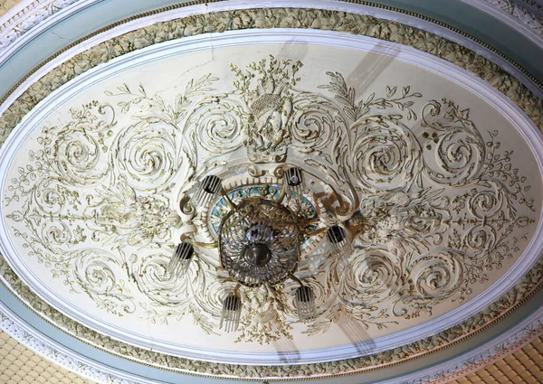 ウクライナのキエフにあるLieberman Houseの内部の豊かな天井 — ストック写真