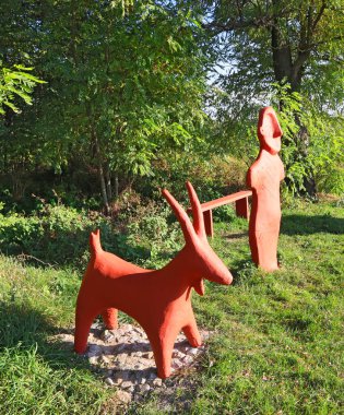 Güneşli bir günde Ukrayna 'nın Zhytomyr bölgesinde Gorodskoe köyünde Trablus heykelleriyle Chervona Hirka gözlem güvertesi