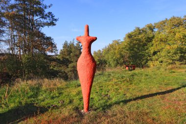 Güneşli bir günde Ukrayna 'nın Zhytomyr bölgesinde Gorodskoe köyünde Trablus heykelleriyle Chervona Hirka gözlem güvertesi