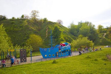 Park ve Ukrayna 'nın Vyshgorod kentindeki yayaların yanındaki antik surlar.