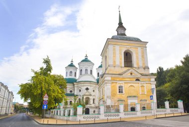 Ukrayna, Kyiv 'deki Pokrovskaya Caddesi' ndeki şefaat kilisesi.