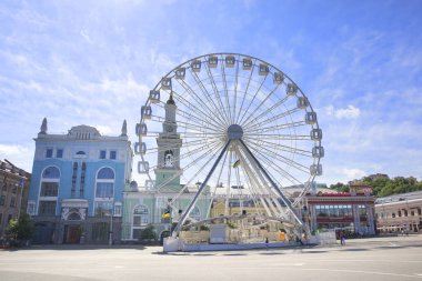 Ukrayna 'nın başkenti Kyiv' deki Kontraktova Meydanı 'nda dönme dolap.