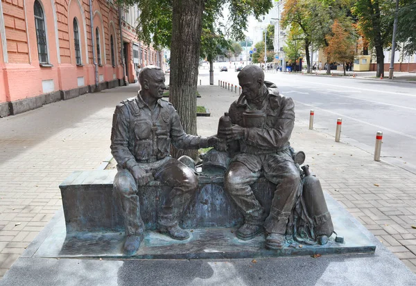 ウクライナの消防士とキエフ ウクライナの警察官への記念碑 — ストック写真
