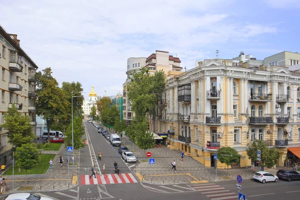 Ukrayna 'nın başkenti Kyiv' de tarihi binaları bulunan Podol bölgesinin mimarisi