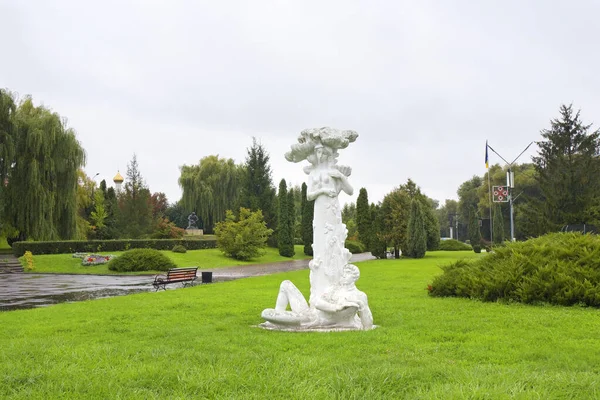 乌克兰Volodymyr Volynsky公园 Slovakia Yanskyi 白色雕塑 — 图库照片