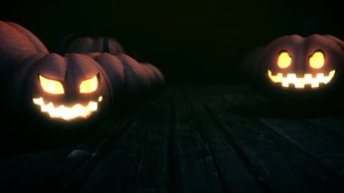 Korku ya da cadılar bayramı projeleri için zemininde balkabağı suratlı ve örümcek ağlı ürkünç arka plan.