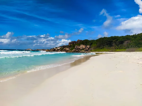 Meer Mit Wellen Und Strand — Stockfoto