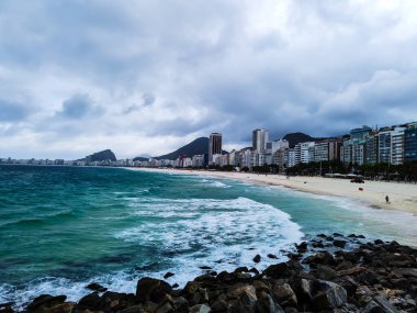 Binalar, taşlar ve dalgalarla sahil maliyeti