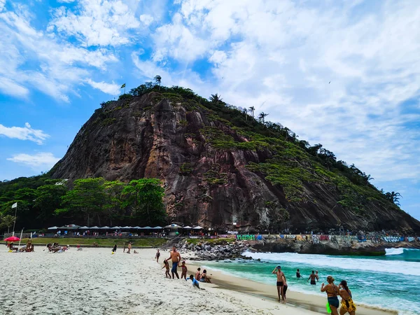 Großer Berg Und Strand Mit Meer Graffiti Und Menschen — Stockfoto