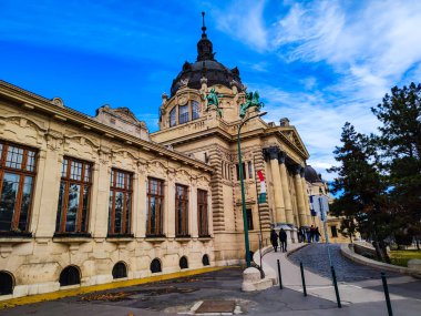 Güzel bir banyo ve temiz mavi bir gökyüzü.