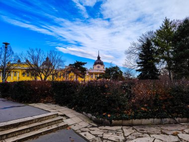 Ağaçlar ve çimenler arasında inşa edilen banyoların inanılmaz manzarası.