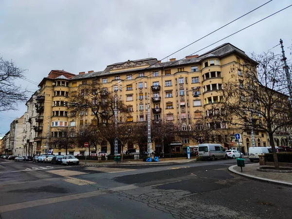 Edificio Largo Con Algunos Coches —  Fotos de Stock