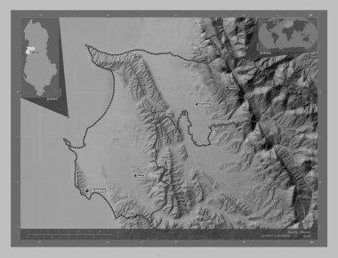 Durres, Arnavutluk Eyaleti. Gölleri ve nehirleri olan gri tonlama yükseklik haritası. Bölgenin büyük şehirlerinin yerleri ve isimleri. Köşedeki yedek konum haritaları