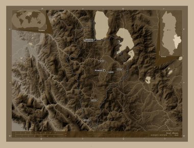 Arnavutluk 'un Korce ilçesi. Yükseklik haritası sepya tonlarında göller ve nehirlerle renklendirilmiş. Bölgenin büyük şehirlerinin yerleri ve isimleri. Köşedeki yedek konum haritaları